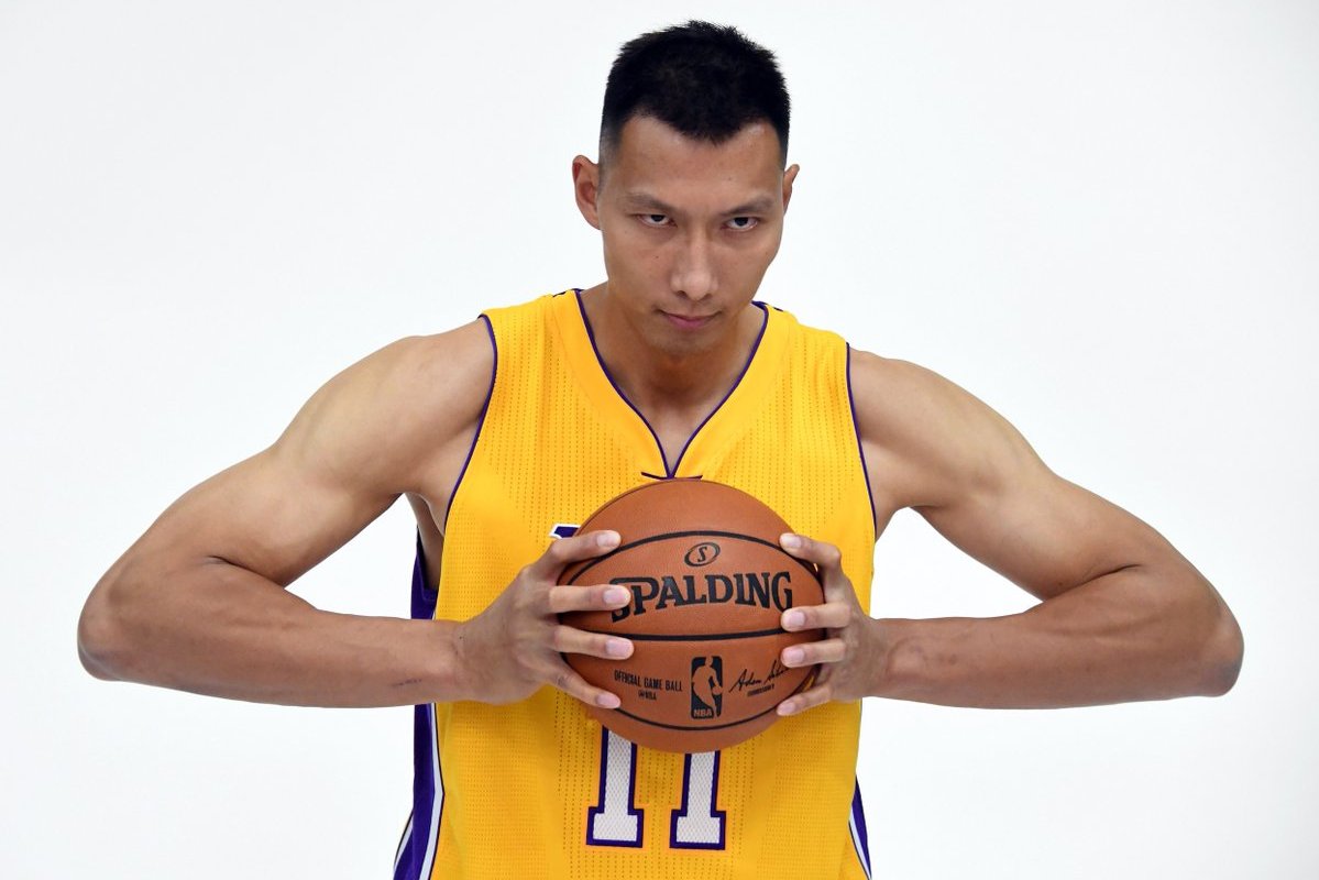 开云APP-中国男篮力克湖人B队，萨姆·米切尔绝境逆转