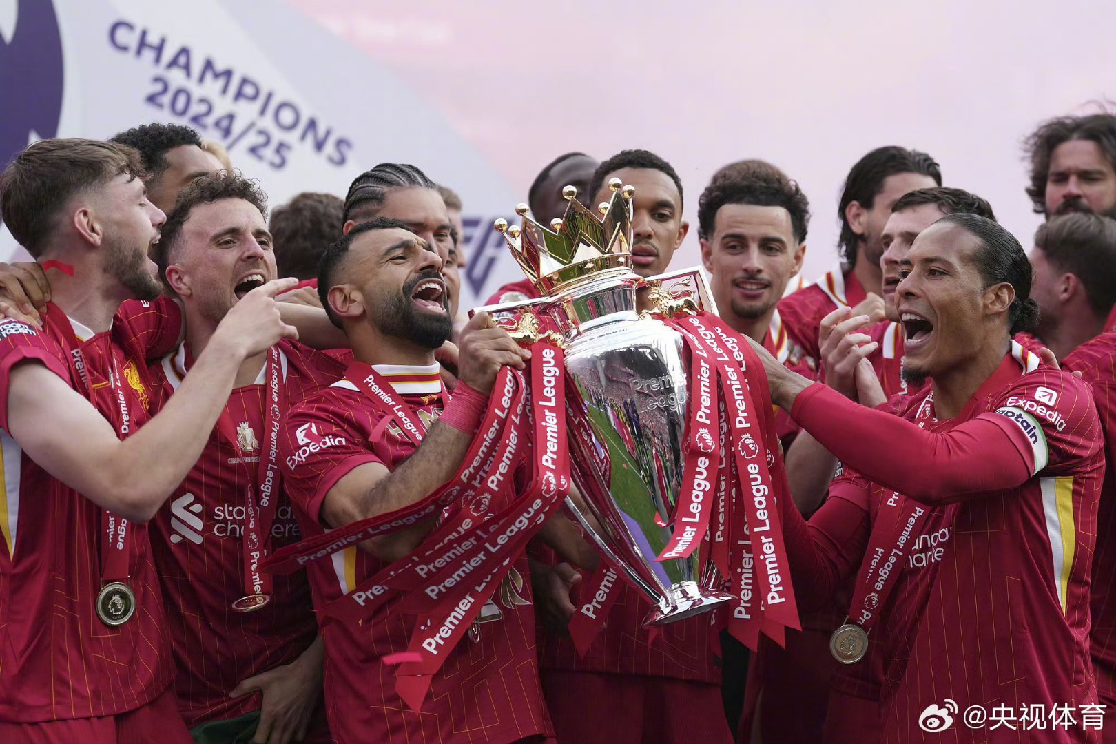 欧洲球场上燃烧着奋力争先的战火 欧洲球场上燃烧着奋力争先的战火