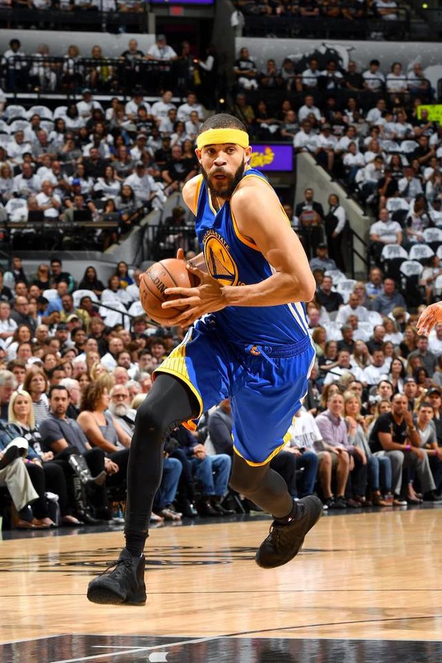 雷纳特球员防守铜墙铁壁,稳守胜利 雷纳特球员防守铜墙铁壁,稳守胜利