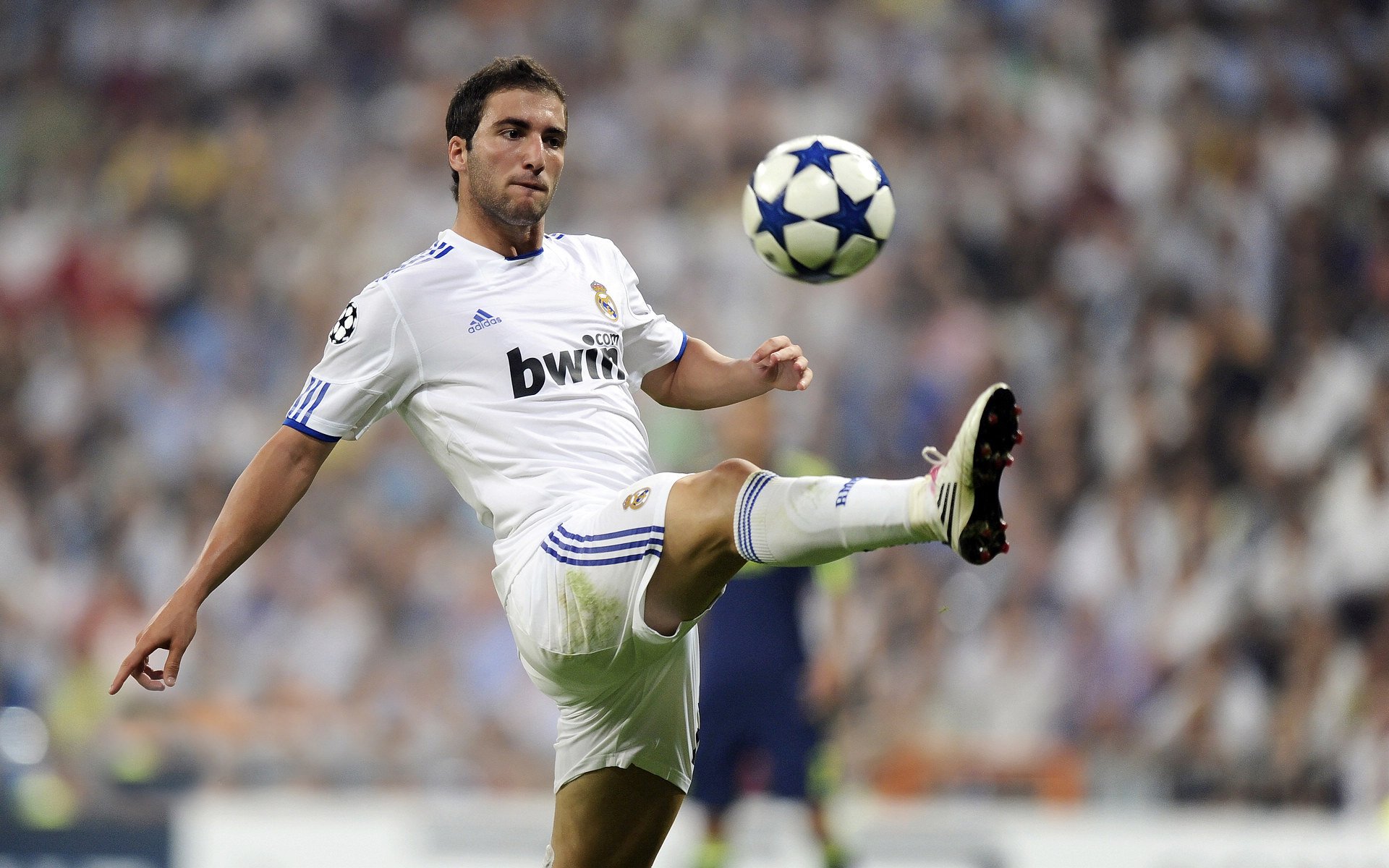 开云体育中国-欧冠半决赛之夜，拉文关键回合不手软