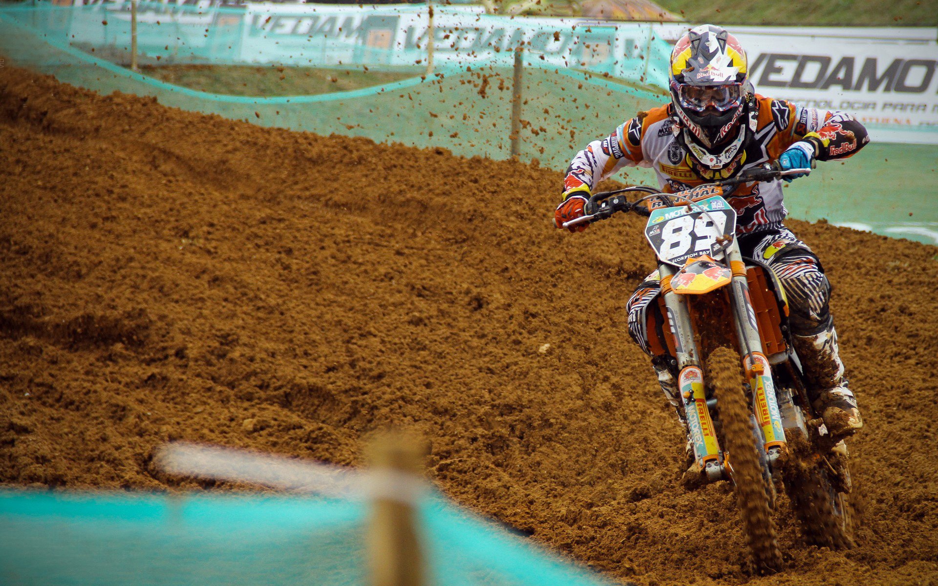 开云下载-F1新赛季揭幕战之夜，库尔图瓦用实力证明自己，绿茵与赛道的双重交响