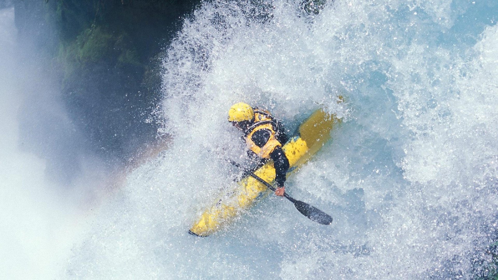 梅赛德斯完胜阿斯顿马丁，汉密尔顿关键制胜，策略与意志的经典演绎