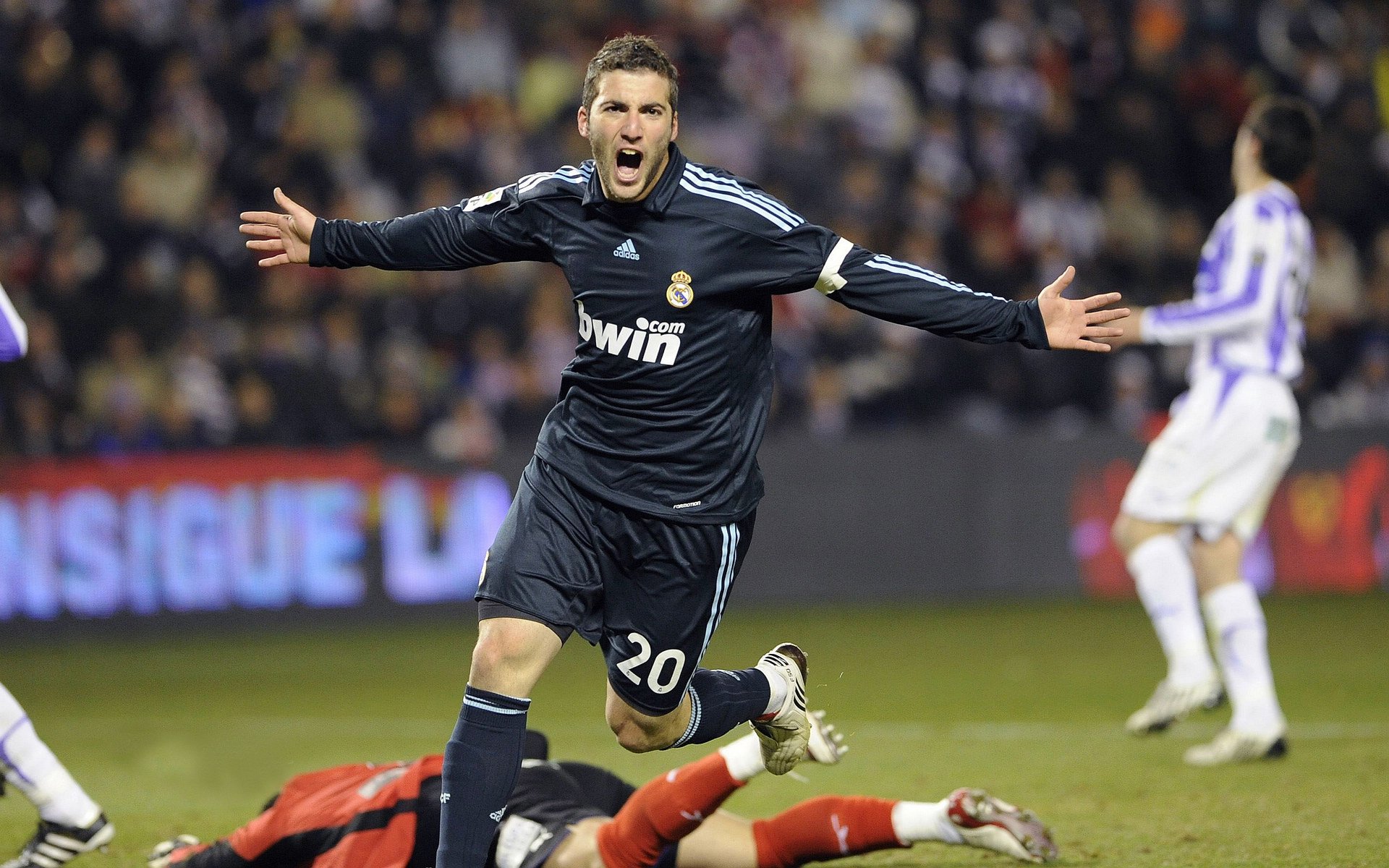 威廉姆斯险胜索伯车队，维斯塔潘统治全场